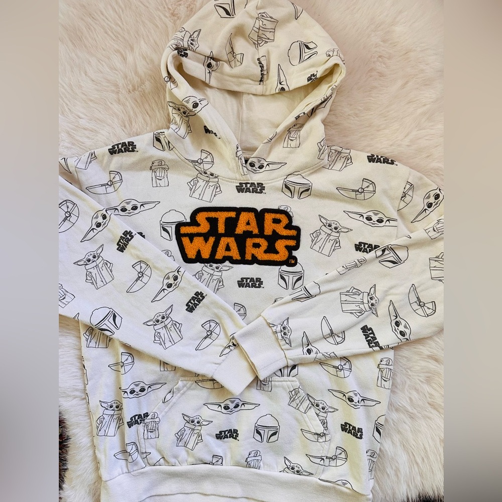 STAR WARS Cream Hoodie with Gray Grogu / Mandolorian Pattern Kids Size Large